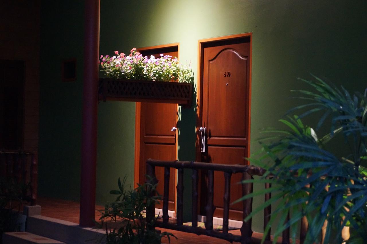 Country Lake View Hotel 수판 부리 외부 사진